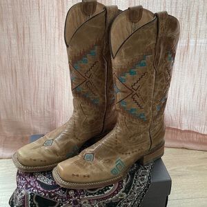 Circle G women’s leather embroidered cowgirl boots. Size 7